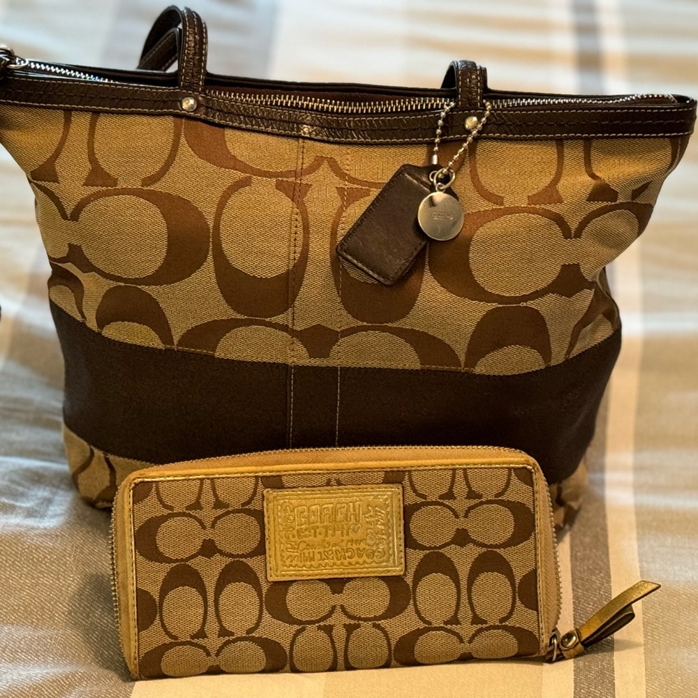 Coach Shoulder Purse & Matching Wallett